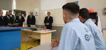 BAKAN DÖNMEZ MEGEM’DE EĞİTİM ALAN KURSİYERLERLE BİR ARAYA GELDİ